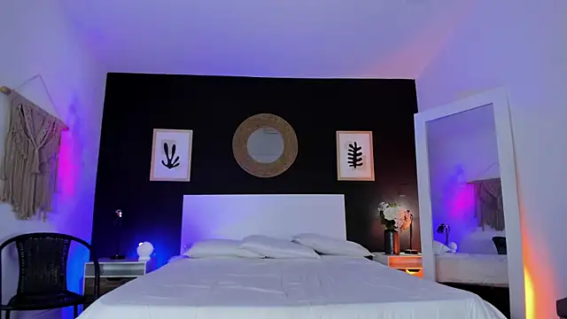 Snapshot of VioletPaket chatting on 11.30.25 VioletPaket online show from 11.30.25