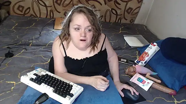 Snapshot of MiniNatalie chatting on 02.24.25 MiniNatalie online show from 02.24.25