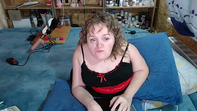 Snapshot of MiniNatalie chatting on 09.30.25 MiniNatalie online show from 09.30.25