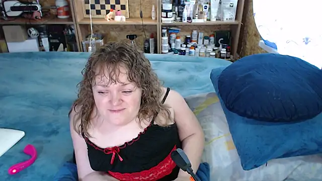 Snapshot of MiniNatalie chatting on 10.04.25 MiniNatalie online show from 10.04.25