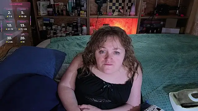 Snapshot of MiniNatalie chatting on 11.08.25 MiniNatalie online show from 11.08.25