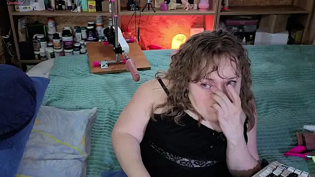 Snapshot of MiniNatalie chatting on 11.11.25 MiniNatalie online show from 11.11.25