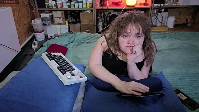 Snapshot of MiniNatalie chatting on 11.21.25 MiniNatalie online show from 11.21.25