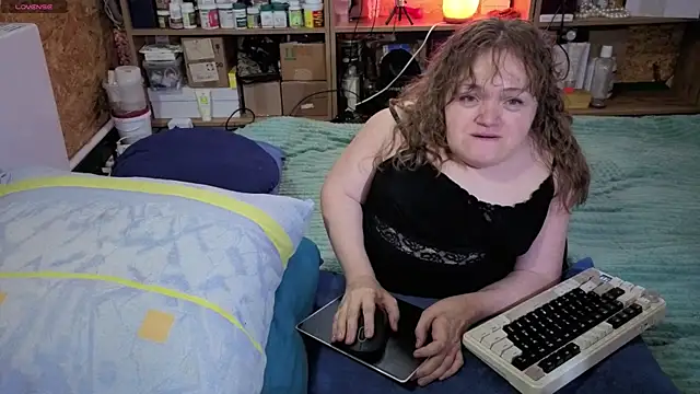 Snapshot of MiniNatalie chatting on 11.22.25 MiniNatalie online show from 11.22.25