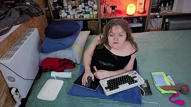 Snapshot of MiniNatalie chatting on 11.24.25 MiniNatalie online show from 11.24.25