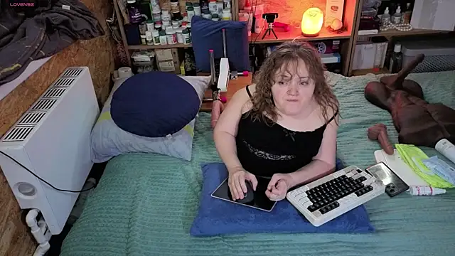 Snapshot of MiniNatalie chatting on 11.25.25 MiniNatalie online show from 11.25.25