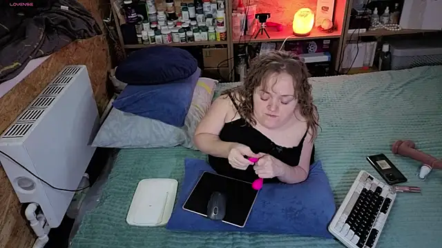 Snapshot of MiniNatalie chatting on 11.26.25 MiniNatalie online show from 11.26.25