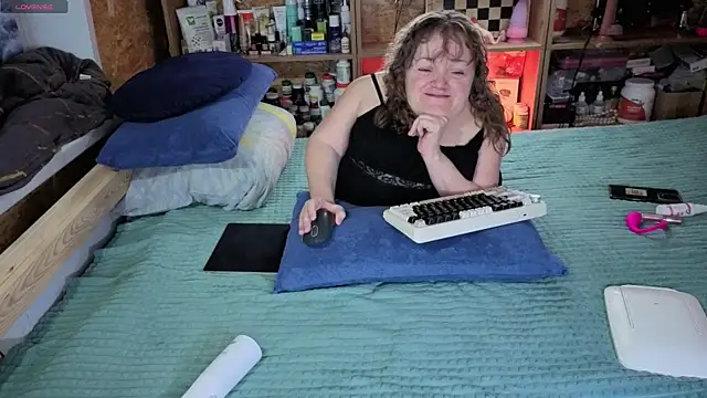 Snapshot of MiniNatalie chatting on 11.29.25 MiniNatalie online show from 11.29.25