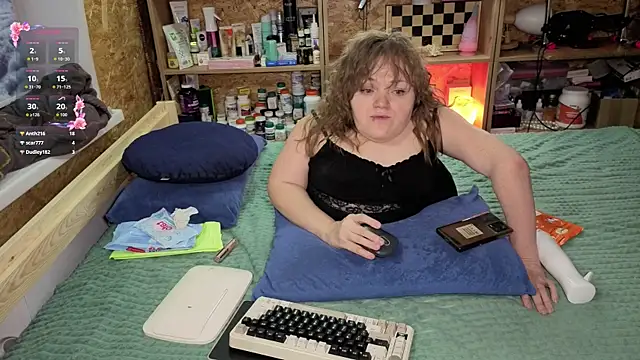 Snapshot of MiniNatalie chatting on 12.14.25 MiniNatalie online show from 12.14.25