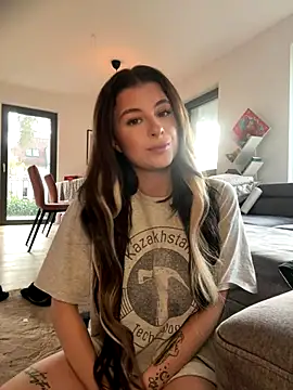 Mia-Minou online show from 11.25.25