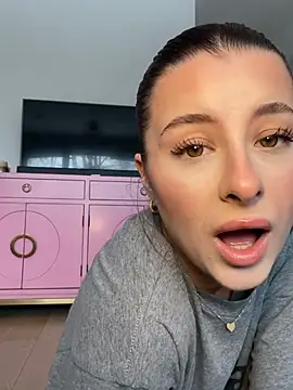 Mia-Minou online show from 02.02.26