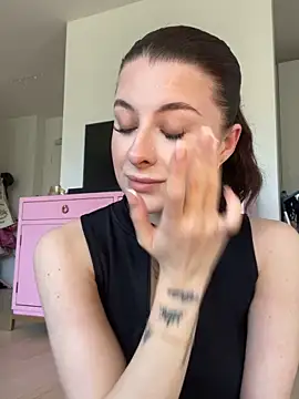 Mia-Minou online show from 03.05.26