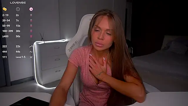 Snapshot of Evelinka chatting on 11.25.25 Evelinka online show from 11.25.25