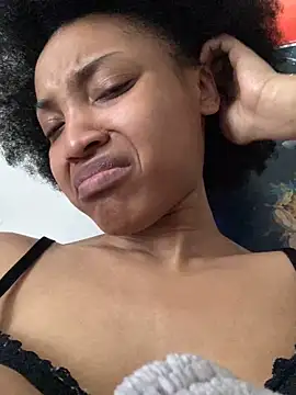 Snapshot of KimiAqua chatting on 03.10.25 KimiAqua online show from 03.10.25