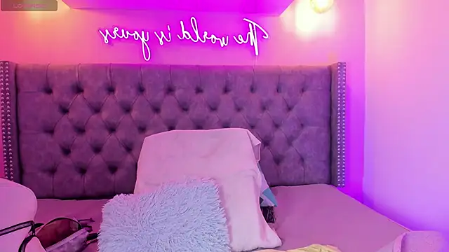 Mia thompson 19 online show from 10.30.25