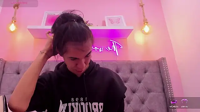 Mia thompson 19 online show from 11.05.25