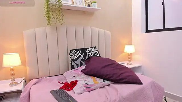 Mia thompson 19 online show from 12.15.25