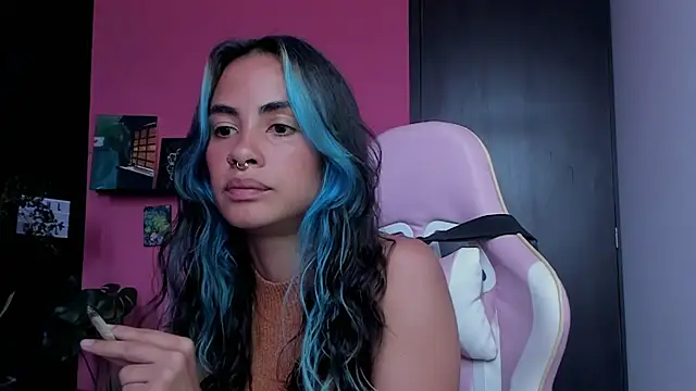 Snapshot of Juanadearco5 chatting on 12.18.25 Juanadearco5 online show from 12.18.25