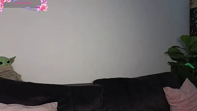 Snapshot of ReyaSophia chatting on 12.21.25 ReyaSophia online show from 12.21.25