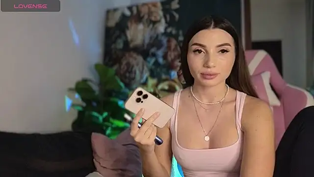 Snapshot of ReyaSophia chatting on 02.17.26 ReyaSophia online show from 02.17.26