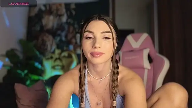 Snapshot of ReyaSophia chatting on 02.18.26 ReyaSophia online show from 02.18.26