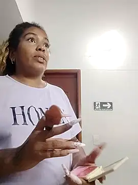 Snapshot of ELLA_KELLY chatting on 11.18.25 ELLA KELLY online show from 11.18.25