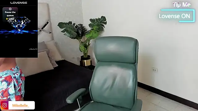 Snapshot of mike_belle chatting on 10.23.25 mike belle online show from 10.23.25