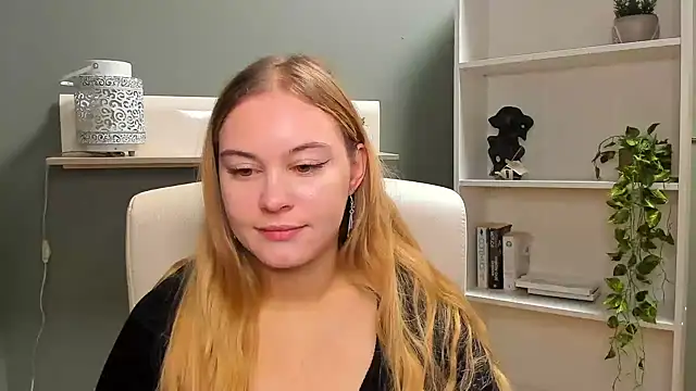 Snapshot of kitty_valeria chatting on 12.21.24 kitty valeria online show from 12.21.24