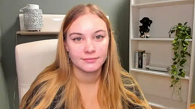 Snapshot of kitty_valeria chatting on 12.21.24 kitty valeria online show from 12.21.24