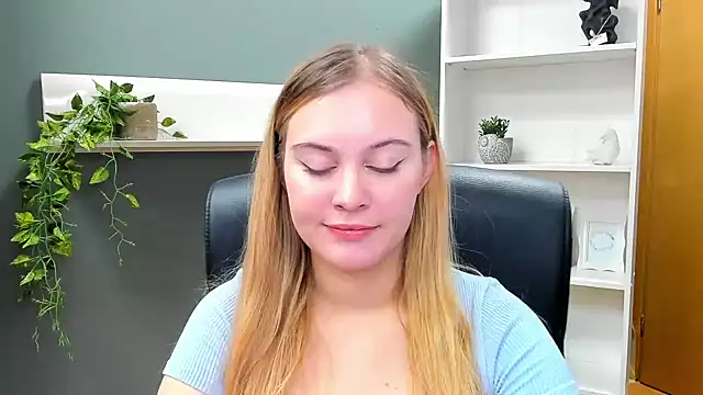 Snapshot of kitty_valeria chatting on 01.18.25 kitty valeria online show from 01.18.25