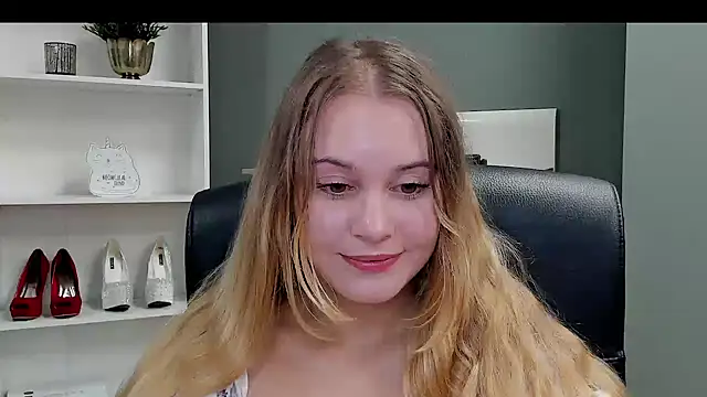 Snapshot of kitty_valeria chatting on 09.17.25 kitty valeria online show from 09.17.25