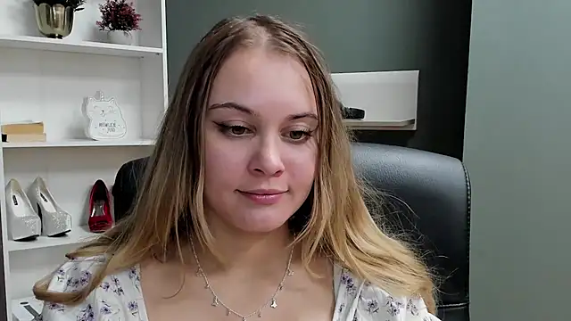 Snapshot of kitty_valeria chatting on 12.14.25 kitty valeria online show from 12.14.25