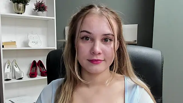 Snapshot of kitty_valeria chatting on 12.18.25 kitty valeria online show from 12.18.25