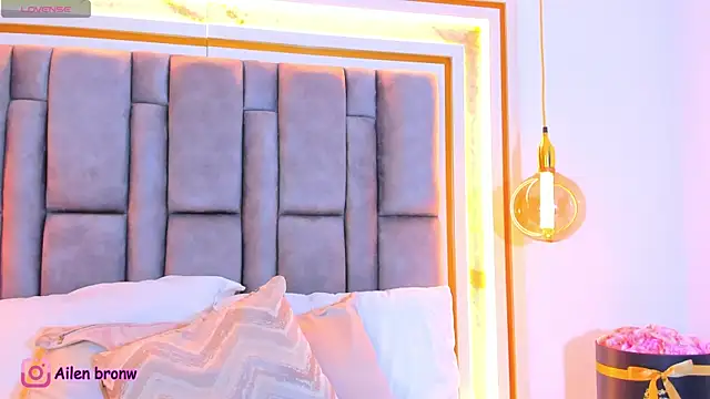 Snapshot of elianabrown chatting on 10.27.25 elianabrown online show from 10.27.25