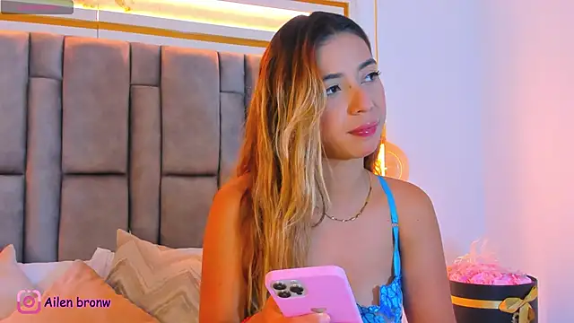 Snapshot of elianabrown chatting on 11.25.25 elianabrown online show from 11.25.25