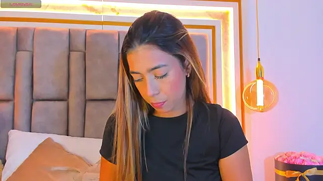 Snapshot of elianabrown chatting on 12.15.25 elianabrown online show from 12.15.25