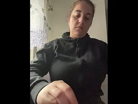 Snapshot of yzabell18 chatting on 10.10.25 yzabell18 online show from 10.10.25