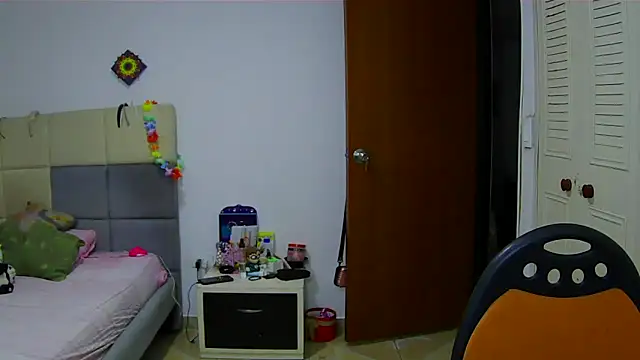 Snapshot of Jones_alexia chatting on 04.10.26 Jones alexia online show from 04.10.26