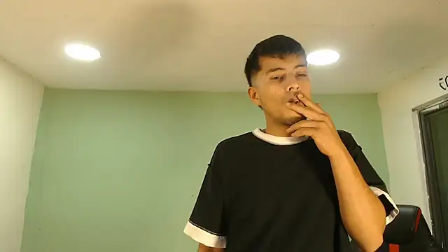 Snapshot of danielitopapuu chatting on 12.16.25 danielitopapuu online show from 12.16.25