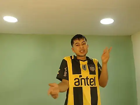 Snapshot of danielitopapuu chatting on 12.16.25 danielitopapuu online show from 12.16.25