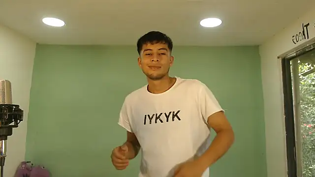 Snapshot of danielitopapuu chatting on 12.17.25 danielitopapuu online show from 12.17.25