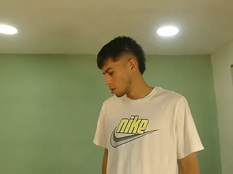 Snapshot of danielitopapuu chatting on 12.18.25 danielitopapuu online show from 12.18.25