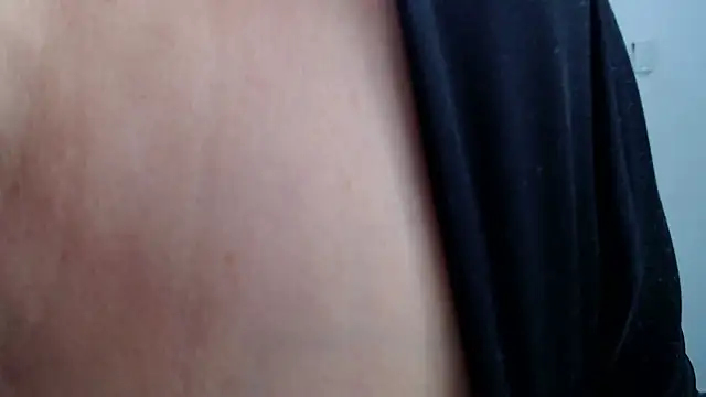 Snapshot of LiaDumond chatting on 11.14.25 LiaDumond online show from 11.14.25