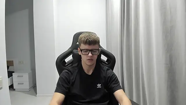 Snapshot of Tomas_Shelbi chatting on 01.15.25 Tomas Shelbi online show from 01.15.25