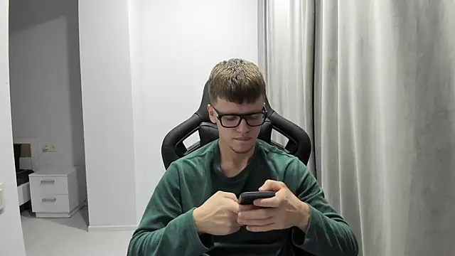 Snapshot of Tomas_Shelbi chatting on 01.23.25 Tomas Shelbi online show from 01.23.25