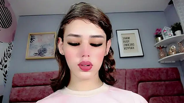 Snapshot of ValeriaAguilar chatting on 12.18.24 ValeriaAguilar online show from 12.18.24