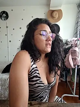 Snapshot of Thaliacooper_ chatting on 10.16.25 Thaliacooper online show from 10.16.25