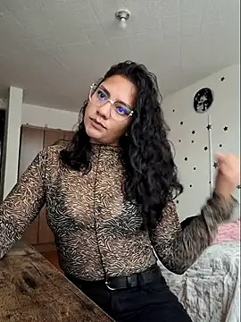 Snapshot of Thaliacooper_ chatting on 10.17.25 Thaliacooper online show from 10.17.25