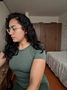 Snapshot of Thaliacooper_ chatting on 10.29.25 Thaliacooper online show from 10.29.25