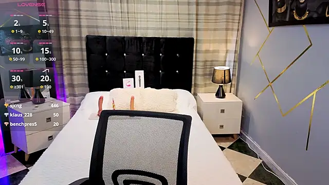 Megan Do Santos online show from 12.16.25